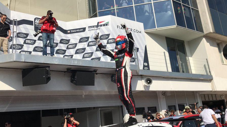 Янн Эрлахер выиграл субботнюю гонку WTCR на Хунгароринге