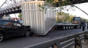 Грузовой контейнер врезался в Lexus, зацепившись за мост в Алматы