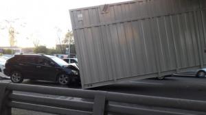 Грузовой контейнер врезался в Lexus, зацепившись за мост в Алматы