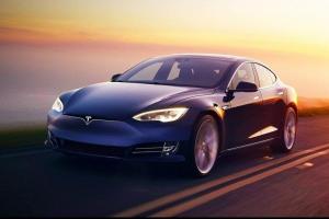 Водитель Tesla лишился прав на 1,5 года за то, что при включенном автопилоте пересел на пассажирское место