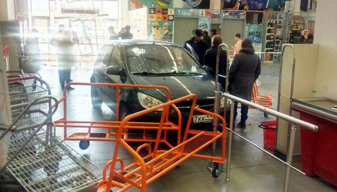 В Мурманске пенсионер на Hyundai перепутал педали и въехал в магазин