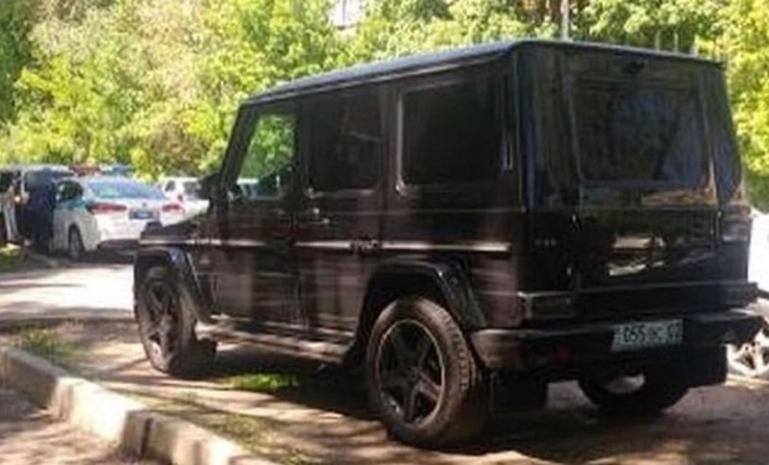 В Алматы оштрафованы владельцы внедорожников, парковавшие авто на газоне 