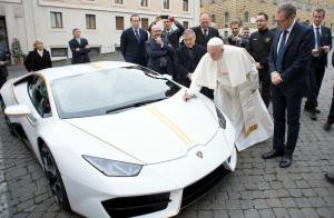 Папа Римский решил продать свой Lamborghini