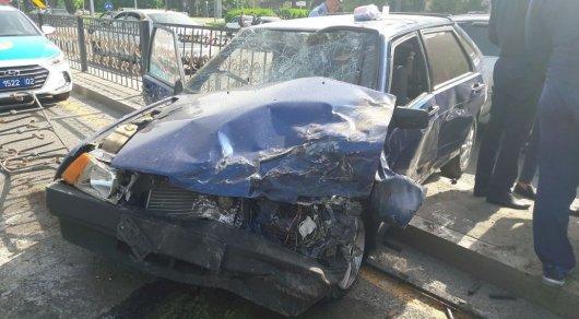 Угнанный Lexus стал причиной серьезного ДТП в Алматы