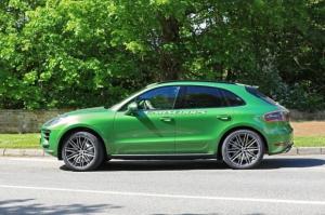 Обновленный Porsche Macan сфотографировали без камуфляжа