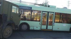 В Минске у КамАЗа без техосмотра отказали тормоза, и он врезался в троллейбус
