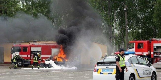 В Киеве прошли масштабные учения с пылающими авто и вертолетом
