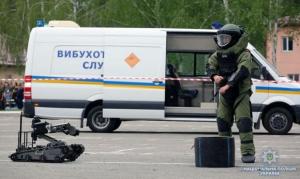 В Киеве прошли масштабные учения с пылающими авто и вертолетом