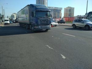 На проспекте Дзержинского фура сбила мужчину, который внезапно выбежал на дорогу