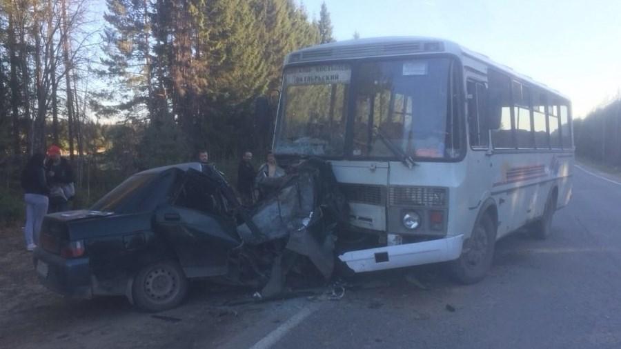 Два человека погибли в ДТП с рейсовым автобусом в России