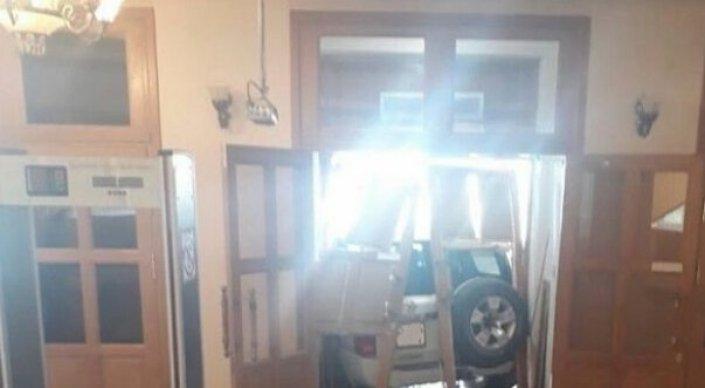 Кроссовер протаранил парадную дверь акимата в Актобе