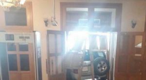 Кроссовер протаранил парадную дверь акимата в Актобе