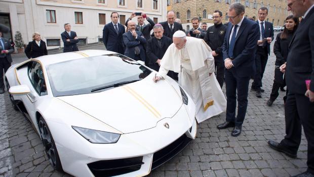 Lamborghini Папы Римского ушла с молотка за 715 тысяч евро