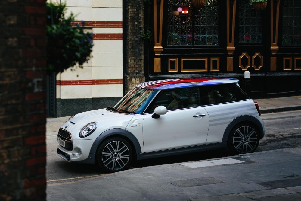 Mini подарит принцу Гарри авто, на котором он не будет ездить