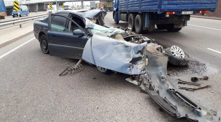Алматинец погиб, ремонтируя грузовик на дороге: в него влетела Volvo