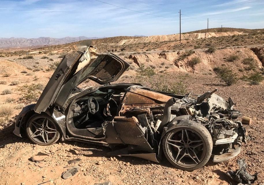 Фото: McLaren вылетел с трассы, дважды перевернулся и загорелся. Все остались живы