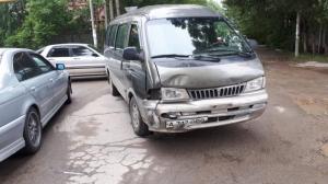 Микроавтобус столкнул с дороги Toyota в Алматы. Есть пострадавший