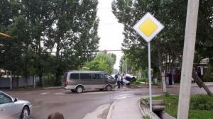 Микроавтобус столкнул с дороги Toyota в Алматы. Есть пострадавший