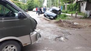 Микроавтобус столкнул с дороги Toyota в Алматы. Есть пострадавший