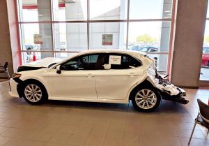 Дилерский центр Toyota выставил в шоу-руме уничтоженную Camry