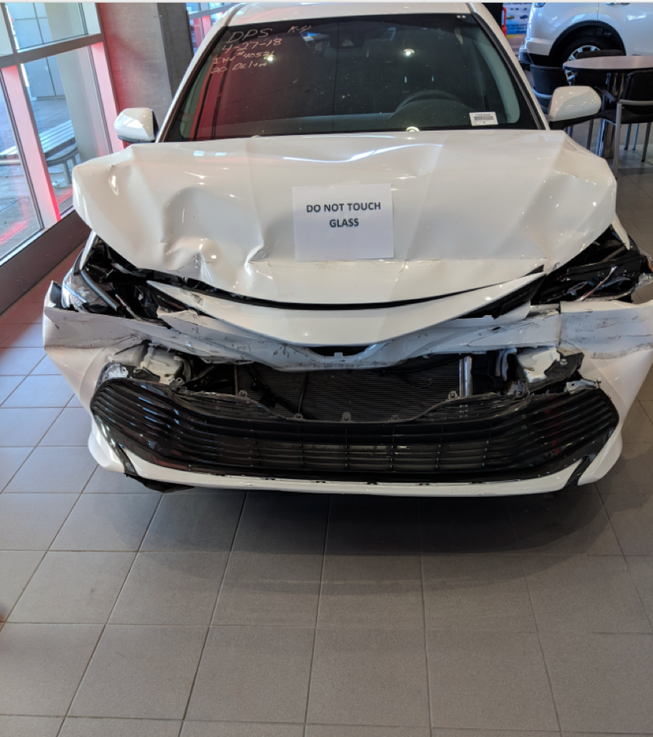 Дилерский центр Toyota выставил в шоу-руме уничтоженную Camry