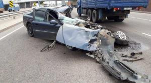 Алматинец погиб, ремонтируя грузовик на дороге: в него влетела Volvo