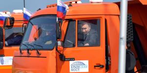 Песков: у Путина есть права на управление грузовиком