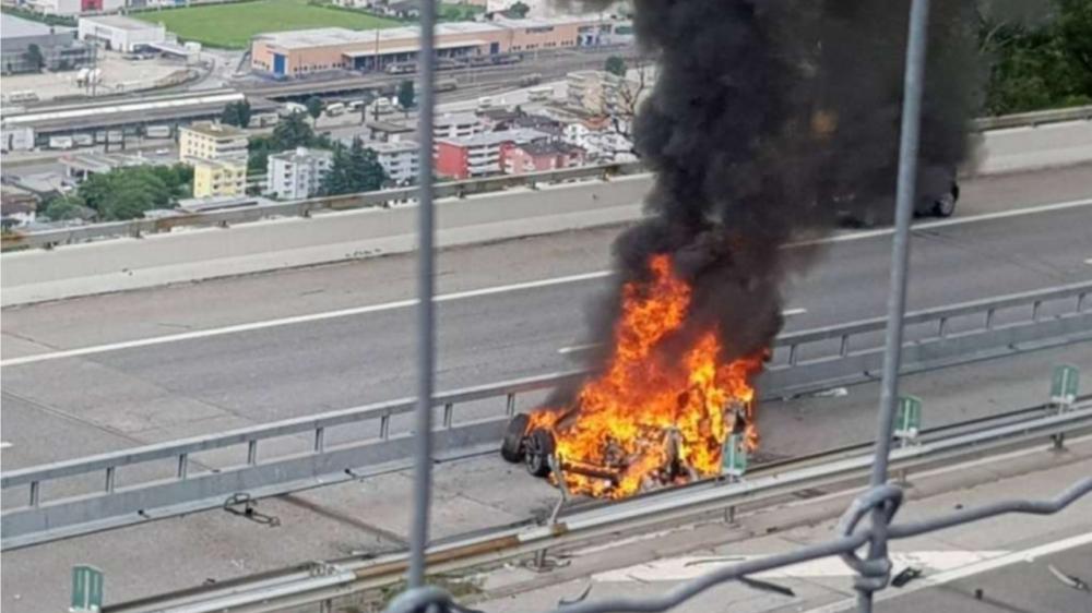 В Швейцарии водитель Tesla попал в аварию и сгорел