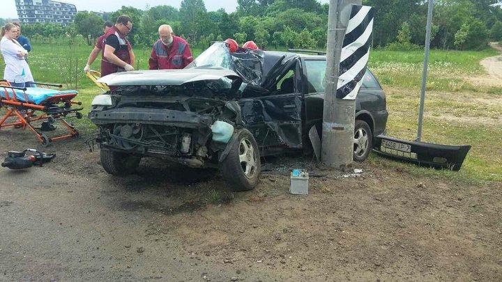 На МКАД Opel после столкновения с Ford влетел в столб