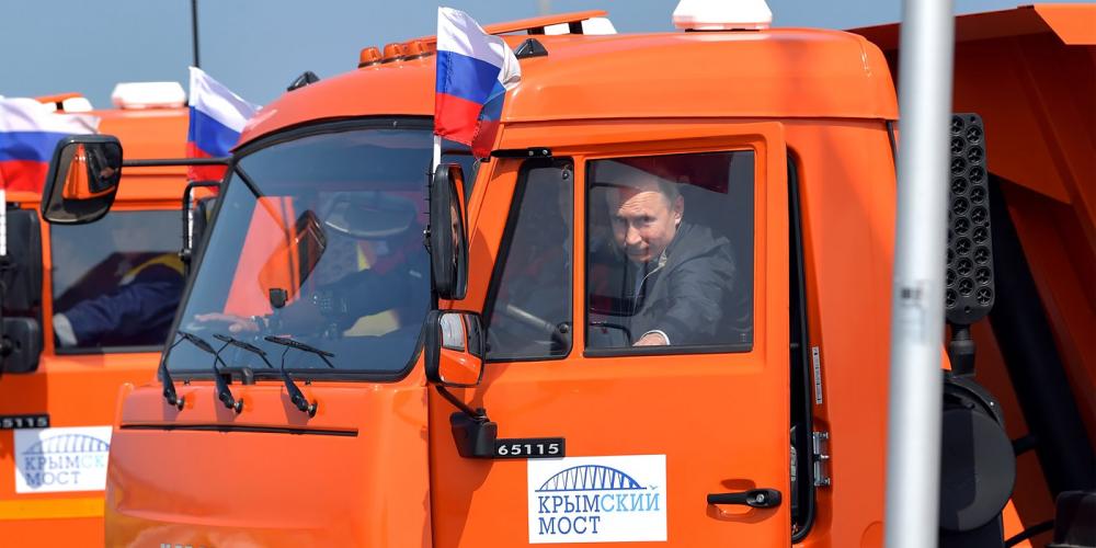 В ФСО объяснили, почему Путин не пристегнулся в КамАЗе