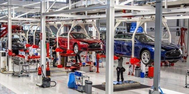 Tesla вынуждена остановить производство электрокаров