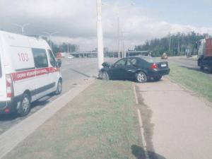 На Партизанском проспекте МАЗ вытолкнул легковушку в столб