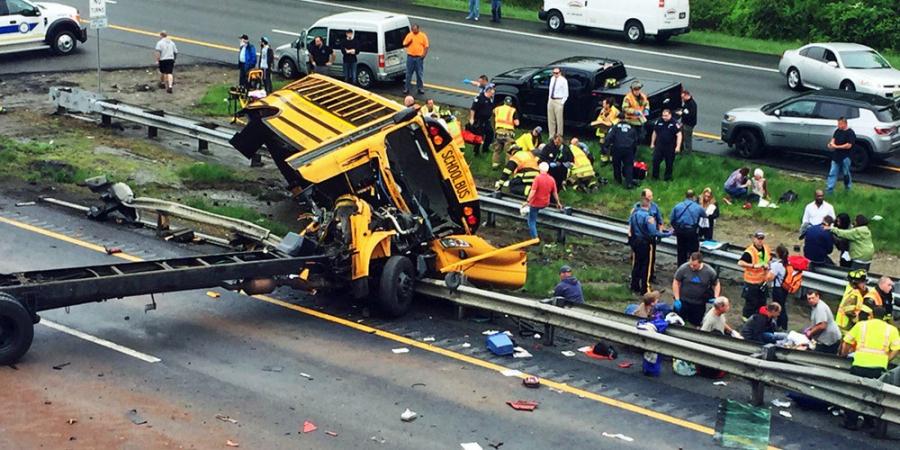 В США в аварии разорвало школьный автобус, двое погибли