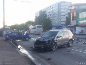 В Могилеве туристический автобус столкнулся с тремя легковыми машинами: пассажирка "Лады" погибла
