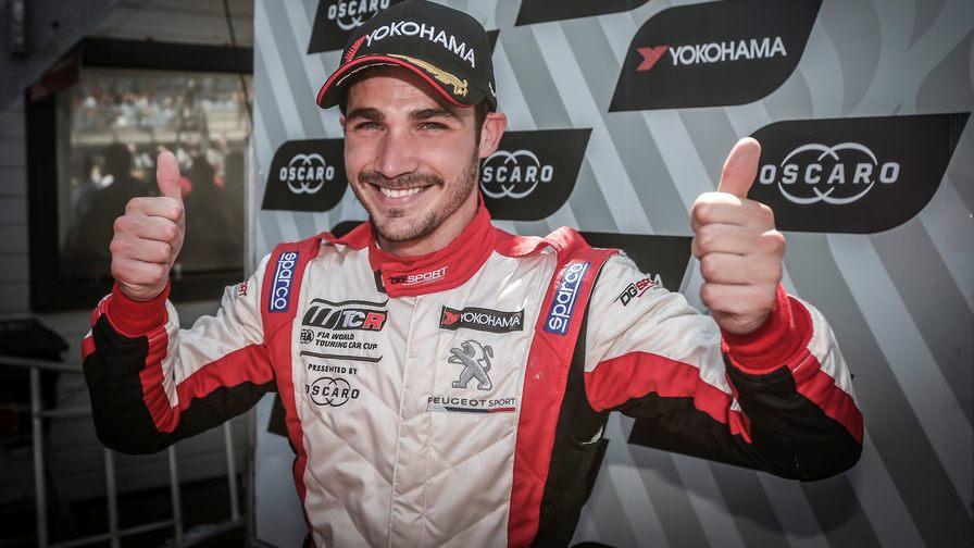 Орельен Комт одержал первую победу в WTCR