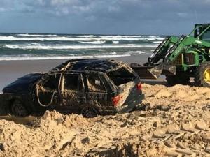 Безобидный на вид пляж поглотил Range Rover