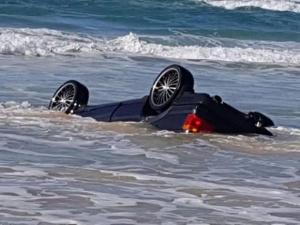 Безобидный на вид пляж поглотил Range Rover