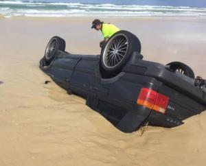 Безобидный на вид пляж поглотил Range Rover