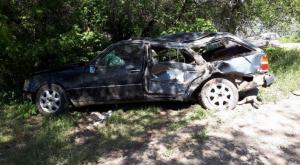 Mercedes врезался в бетономешалку на трассе Алматы - Астана 
