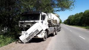 Mercedes врезался в бетономешалку на трассе Алматы - Астана 