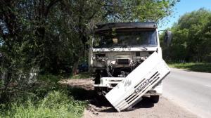 Mercedes врезался в бетономешалку на трассе Алматы - Астана 