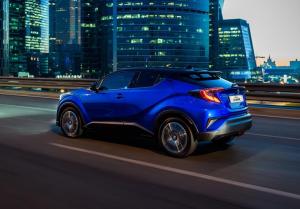 Toyota назвала цену крошечного кроссовера для России