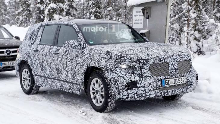 Новый кроссовер Mercedes GLB уже показали дилерам
