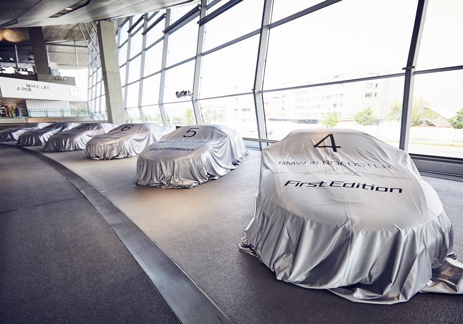 Компания BMW одновременно передала клиентам 18 родстеров i8