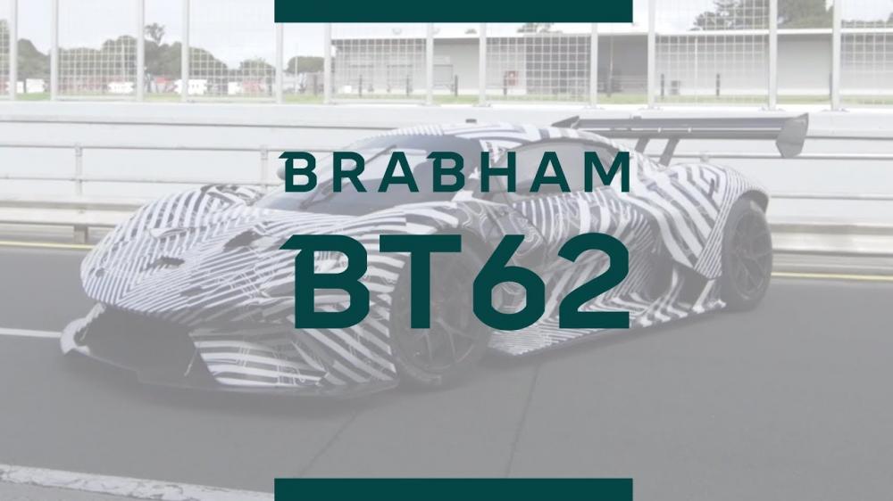 Посмотрите, как cуперкар Brabham BT62 очень быстро ездит по треку