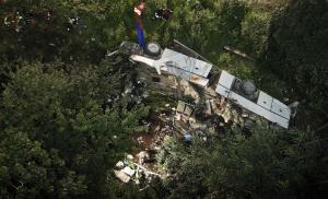 В Венесуэле 11 человек погибли при падении автобуса в овраг