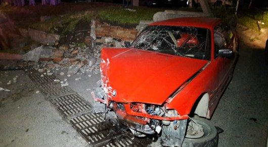 Водитель BMW снес столб и врезался в стену в Алматы