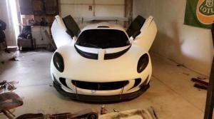 Американец в одиночку переделал Lotus в суперкар с двигателем V10
