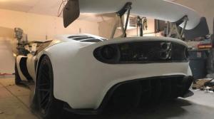 Американец в одиночку переделал Lotus в суперкар с двигателем V10