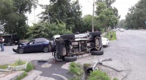 Lada перевернула Mitsubishi Pajero в Алматы